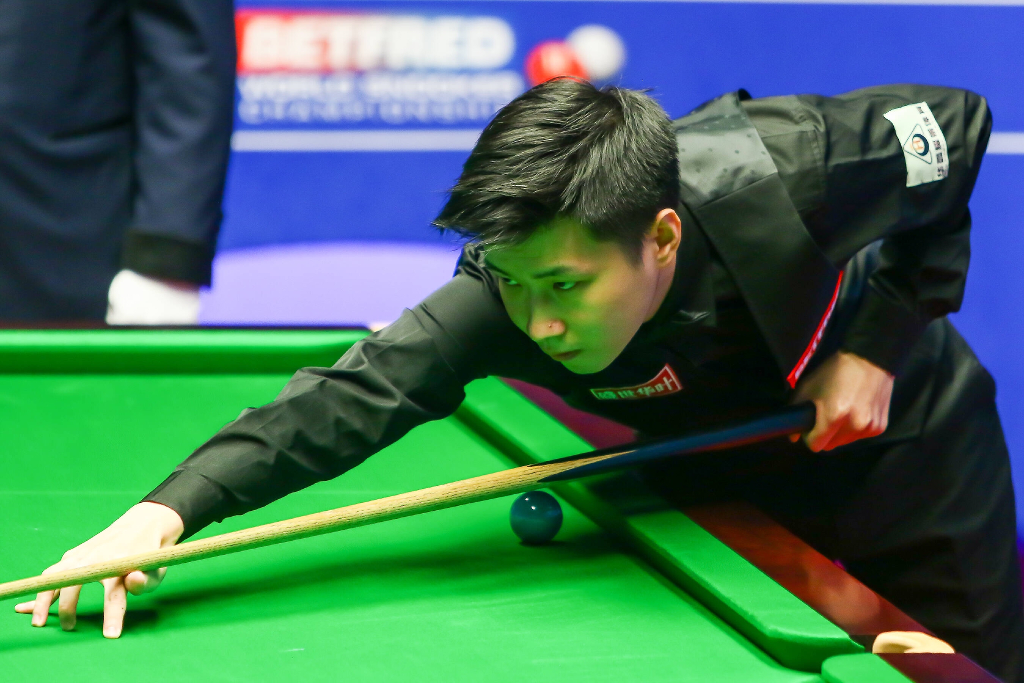 德扑锦标赛：解析“大小盲位”在翻牌后的生存难度与位置对抗。（德州扑克锦标赛：翻牌后大小盲位的生存挑战与位置博弈）